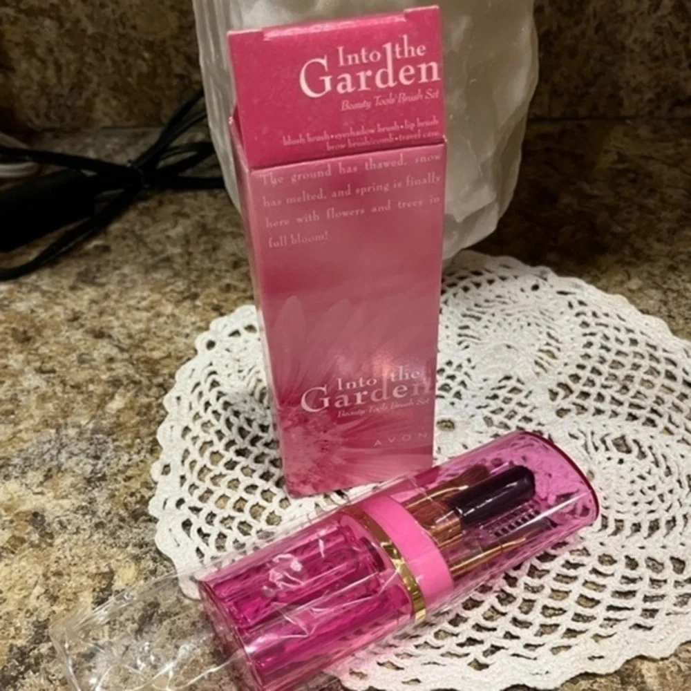 Avon Into the Garden Beauty Tools Brush Set